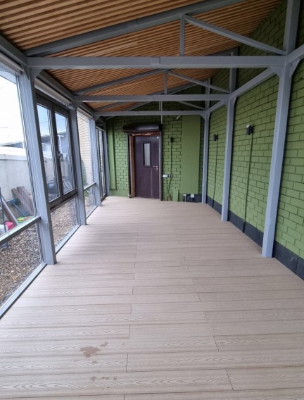 Беседка &laquo;Под ключ&raquo; с витражами и рулонными шторами. 