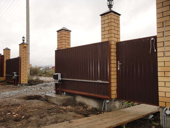 Изготовление и монтаж двустворчатых встречных откатных ворот с электроприводом и калитки