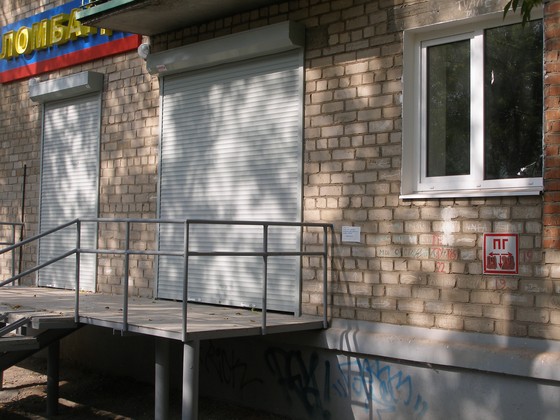 Монтаж входной группы, окон и рольставен в офисе по ул.Гайдара, 18